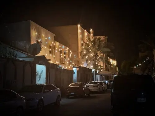 [فيديو] ناصفة القطيف.. شوارع مضيئة.. والبهجة تكتفي بالمنازل