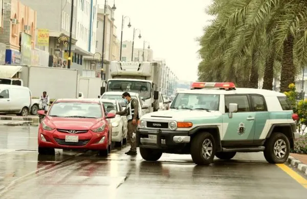 مع هطول الأمطار.. الجهات الأمنية بالشرقية تواصل تطبيق أمر منع التجول