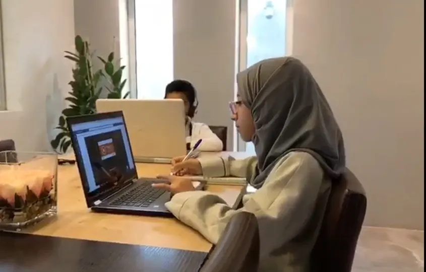 التعليم عن بُعد.. البيت صفٌّ.. والأمّ زميلة للأبناء والمعلمين.. بالدّور…!