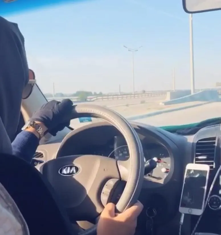 سكينة تكسر احتكار الرجل وتعمل في توصيل الطلبات عند منع التجول