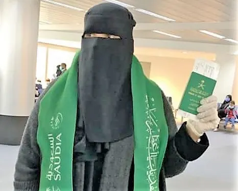 نهاية سعيدة للقطيفيات العالقات في لبنان.. عدن ضمن 88 سعودياً إلى الوطن