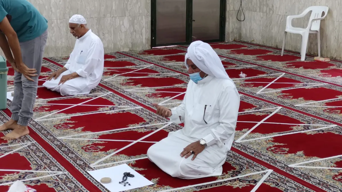 [فيديو وصور] التباعد الاجتماعي يفصل بين المصلين في مساجد القطيف