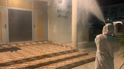 [صور] بلدية القطيف تعقّم محيط المساجد