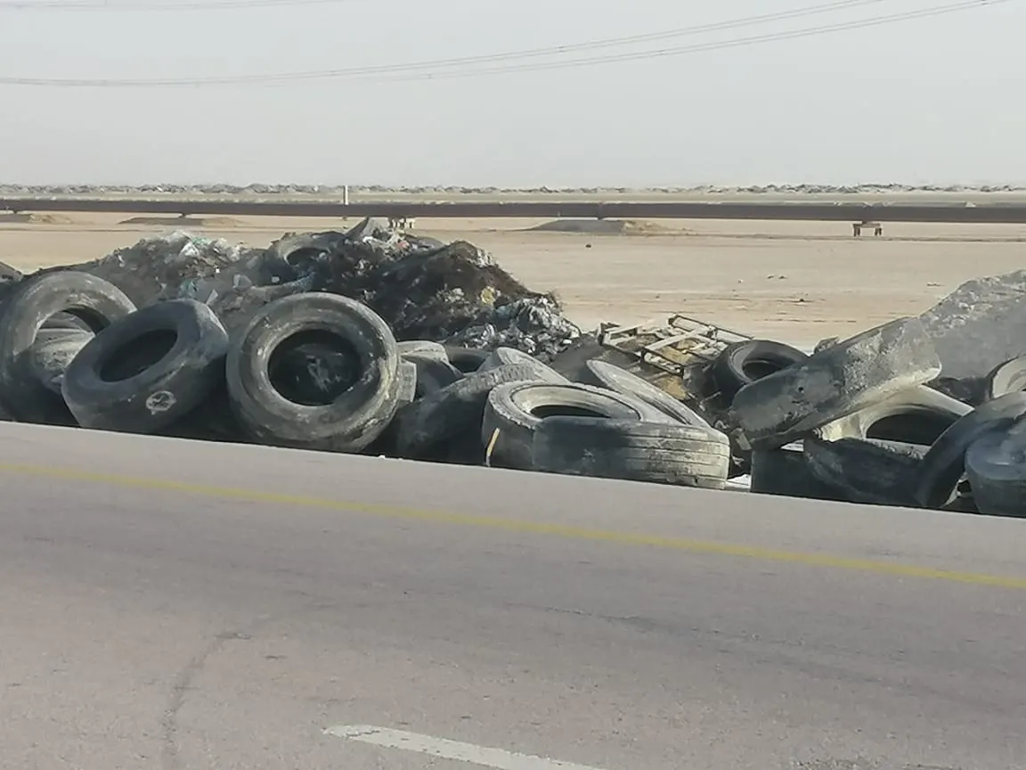 [فيديو] عمالة مجهولة تُحرق إطارات السيارات في طريق أبو معن