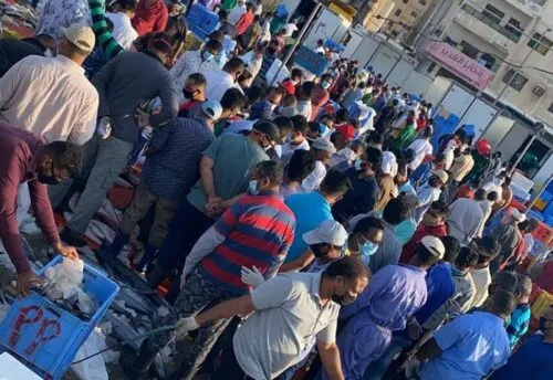 زحام حراج الأسماك يستنفر بلدية القطيف والطب الوقائي.. وتنظيم جديد خلال ساعات