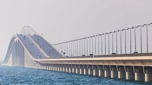 “الجمارك” تستبق افتتاح جسر الملك فهد وتسترجع قصيدة للقصيبي عمرها 34 عاماً