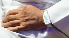 [صور] أول دفعة حجاج بكمّامات وبأساور “تطمّن”