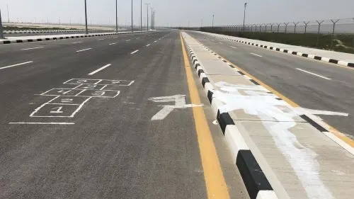 [صور] العبث يطال طريق القطيف صفوى الجديد.. خرابيش مسيئة.. وتحريف لإشارات أرضية