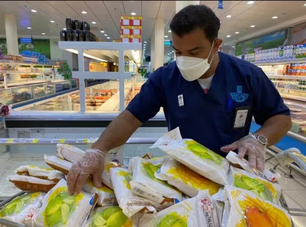 775 كيلوغراماً من السلع الفاسدة وإغلاق 17 محلاً في أسواق القطيف