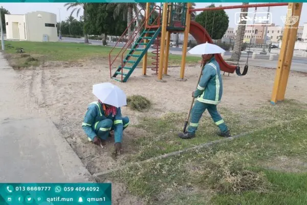 مظلات لحماية عمال بلدية القطيف من أشعة الشمس