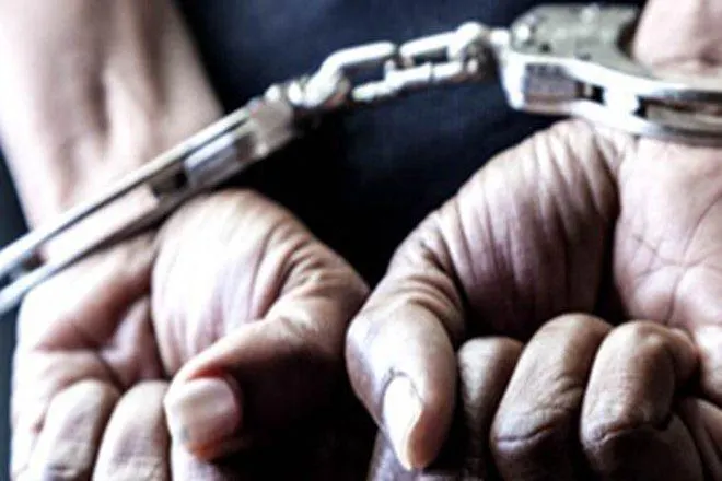 منتحلان صفة رجال أمن يتورطان في 3 قضايا سلب أموال وافدين
