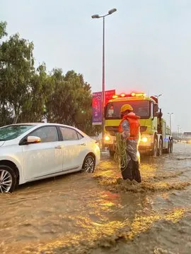 إنقاذ مواطن سقط من منحدر جبلي في منطقة وعرة