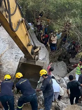 انتشال جثث 4 أشخاص هوت مركبتهم في منحدر جبلي