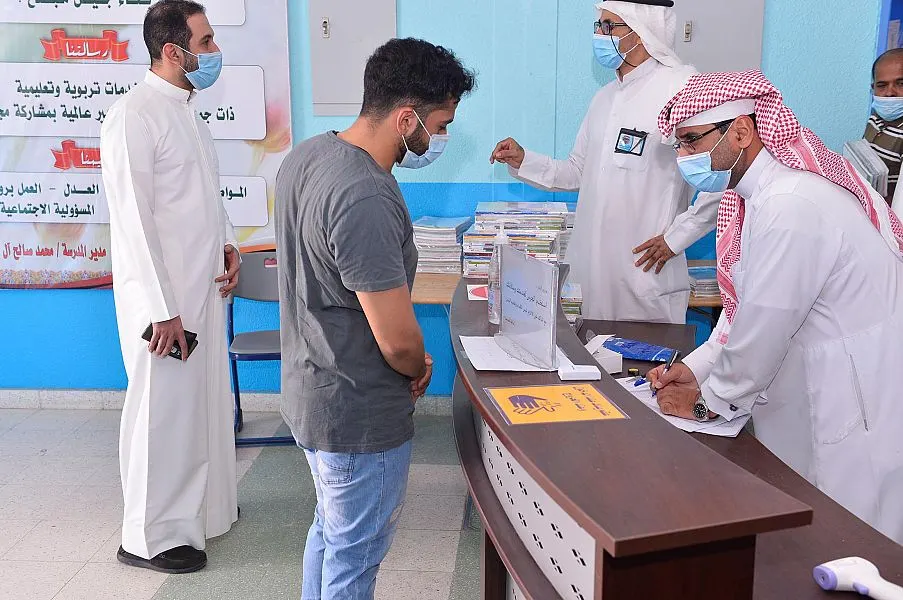 “تعليم القطيف” ينهي توزيع المقررات الدراسية على الطلبة