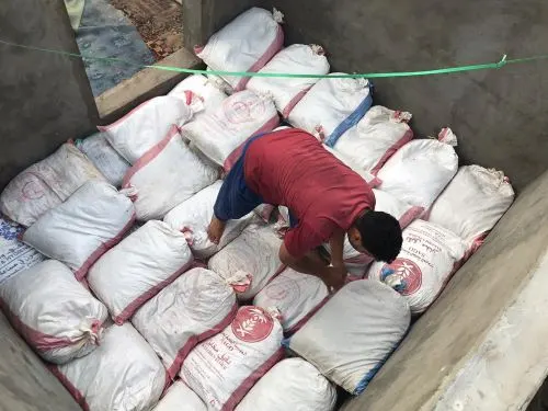 [فيديو] فلّاحو القطيف يبدأون “كناز” التمر تمهيداً لإنتاج الدبس