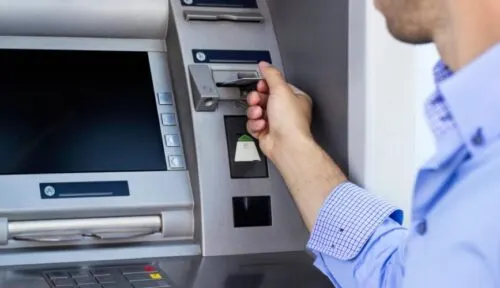 سعودي وغيني يستغلان طيبة كبار السن لسرقة حساباتهم البنكية