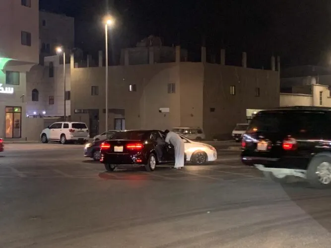 عضو المجلس البلدي البراهيم: رفعنا تقريراً مصوراً عن الطريق للبلدية طريق الإمام علي بالعوامية “يختنق”.. و”النقل”: ننفذ مشروعاً لفك الزحام