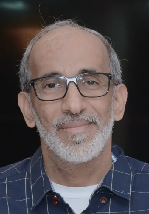تربّى على الرياضيات والجيوفيزيا وشارك في بناء أكبر حاسوب في الشرق الأوسط وأوروبا محمد هويدي.. متصلّب فيسبوكي يضرب الخرافة بـ “عجرة” العلم