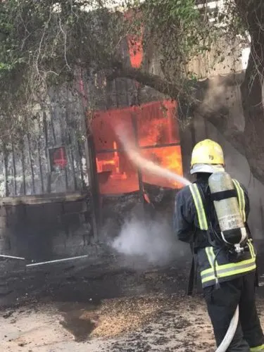 محاصرة حريق ورش ومستودعات كماليات وألعاب أطفال في “خضرية الدمام”