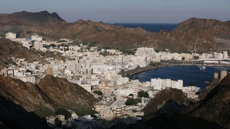 عُمان تنتظر إعصاراً استوائياً بعد ساعات وترفع حظر التنقل