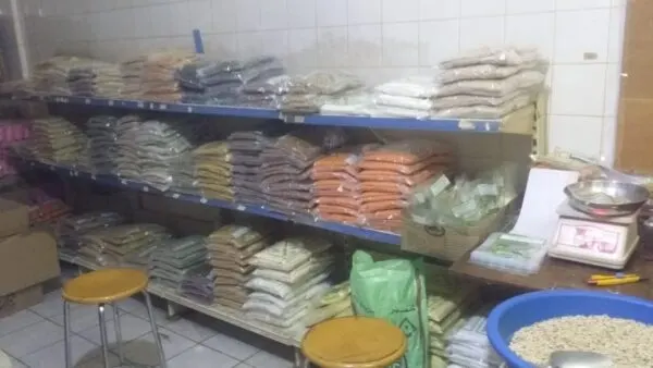 القوارض تُغلق شقة سكنية تُستخدم مستودعاً لتعبئة السلع الغذائية