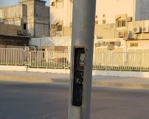 [صور] إلى البلدية: الأشرطة اللاصقة لا تحمي الناس من خطر أعمدة الإنارة في إسكان القطيف