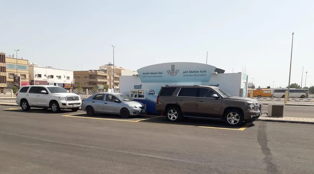 “المسار السريع” يخدم 2100 مراجع لبلدية الخبر في سياراتهم