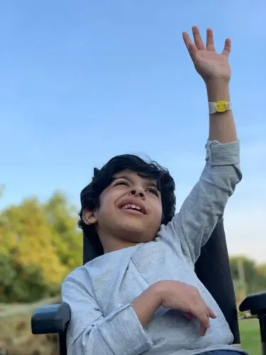 الصغير فارس يمسك “البلابل” بـ”اللهيب المستعر”.. ويد مشلولة