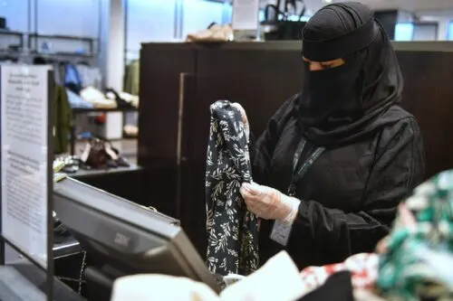 زي موحد للعاملين والعاملات في المنشآت.. وعقوبات للمخالفين