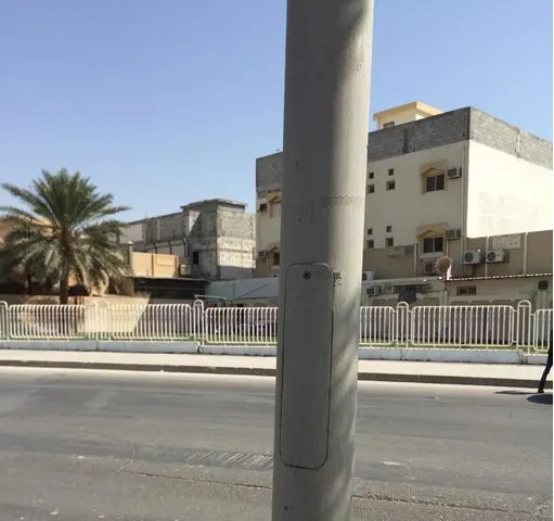 [تعقيب] بلدية القطيف تتجاوب مع “صُبرة”: بدأنا إصلاح أعمدة إنارة الإسكان