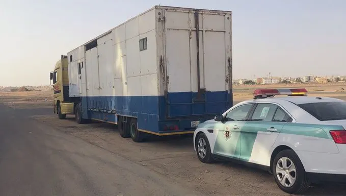 “المرور” يتفاعل مع بلاغات “تويترية”.. ويطبق مخالفات على سائقي شاحنات