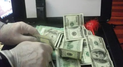 سعودي و3 وافدين يبيعون أوراقاً مُعالجة تستعمل في تزوير الدولار