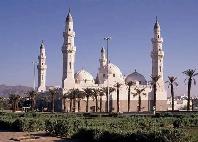 بعد الإغلاق القسري.. مسجد قباء يستقبل المصلين فجراً