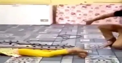 بالفيديو.. مُقيم يوثق تقييد ابنته في سُلم وتعنيفها بسلك كهربائي