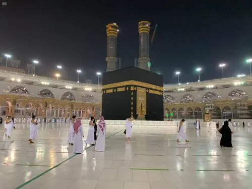 المعتمرون يدخلون الحرم المكي لـ3 ساعات بعد 183 من التعليق