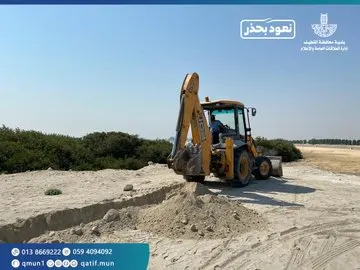 بلدية تاروت تعيد لشاطئ الرملة البيضاء رونقه