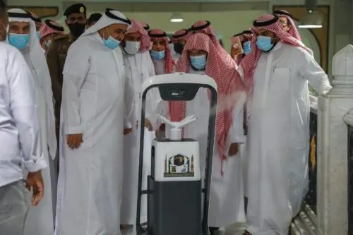 “روبوت” ذكي يحمي قاصدي المسجد الحرام من البكتيريا والأوبئة