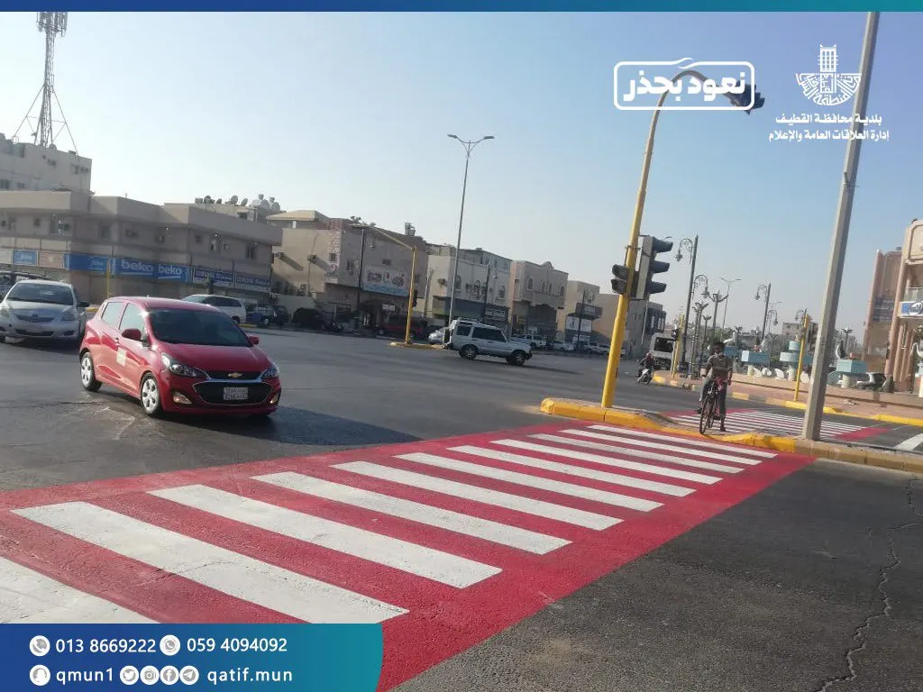 الأحمر الفاقع لمسارات المُشاة في شوارع القطيف