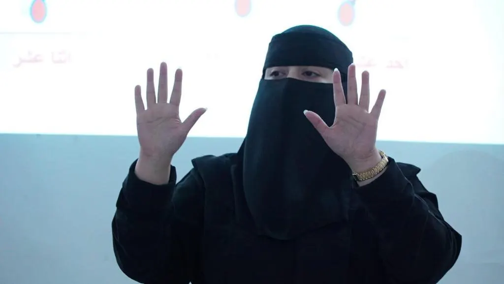 3 أشقاء صُم يمنحون رحمة شهادة مُعتمدة في لغة الإشارة