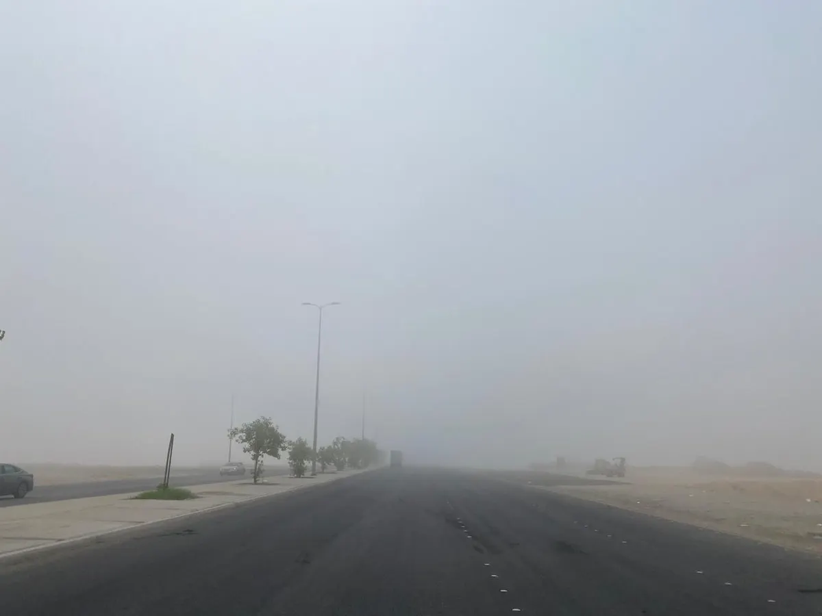 الضباب يهيمن على شوارع القطيف ويحد من حركة المرور
