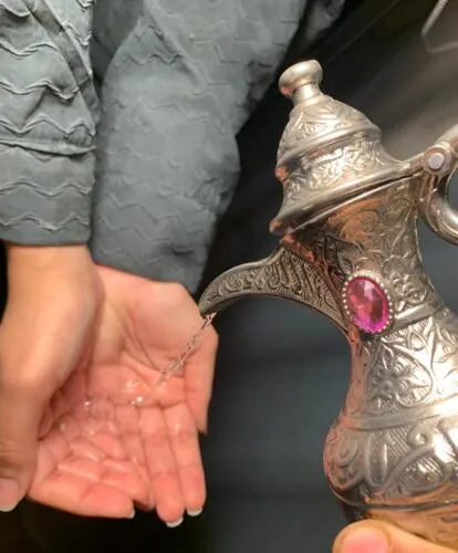 بهجة المولد النبوي محمية بالكمامات والمعقمات وتباعد رواد الحسينيات