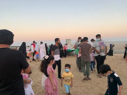 القطيف.. أطفال ورجال ونساء في “الرفيعة” قراحاً.. يجددون البيعة لخادم الحرمين