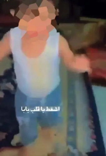 طفل يدخن الشيشة وطفلة تنفث دخانها.. يثيران غضب “تويتر” و”العنف الأسري”