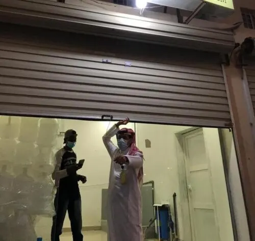 الدمام.. إغلاق مصنع مياه مُحلاة يخالف اشتراطات “كورونا”