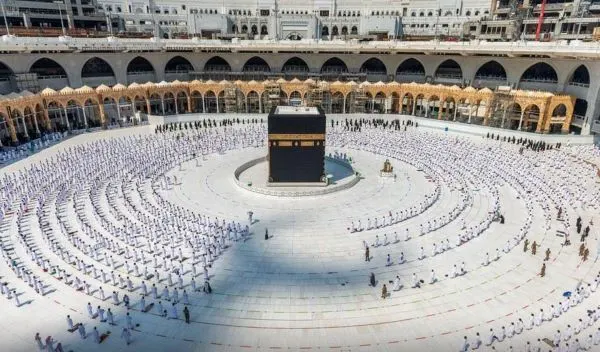 وعادت صلاة الجمعة بمعتمري العالم الإسلامي