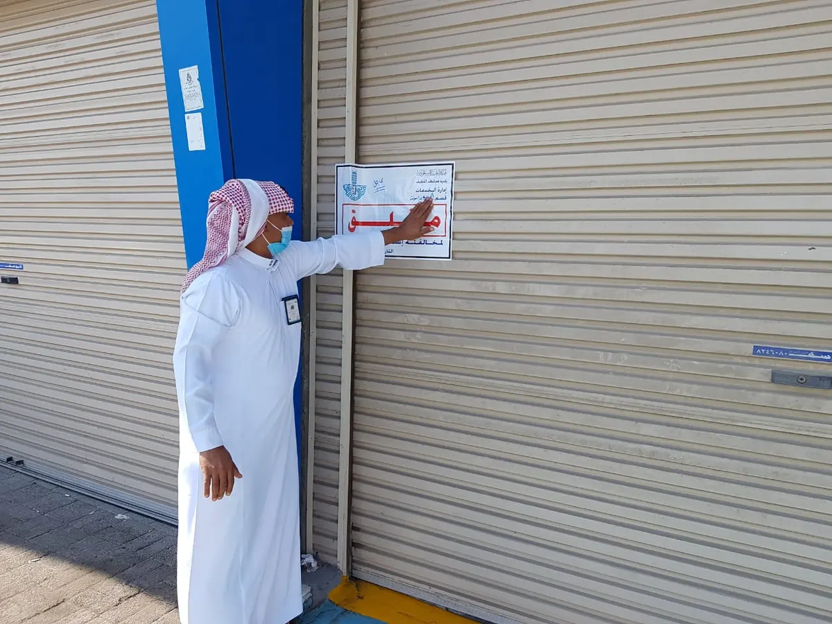تاروت.. إغلاق مصنع خرسانة وورشة سيارات وإنذار 12 أخرى