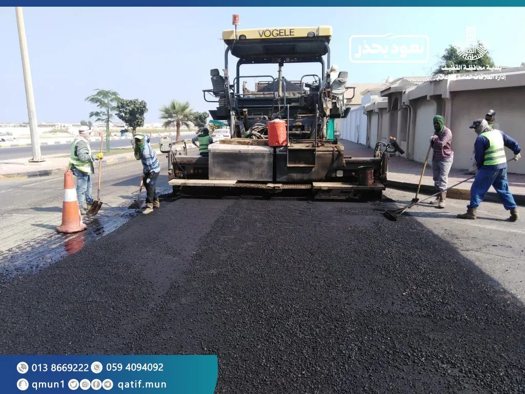 [بالصور] شارع عمار بن ياسر في تاروت يخضع للصيانة