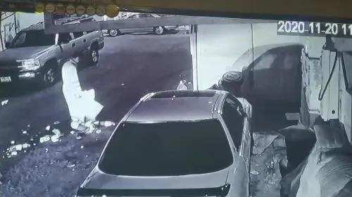 [فيديو] في القديح.. عمال بلدية يجمعون الكراتين والعلب ويتركون النفايات