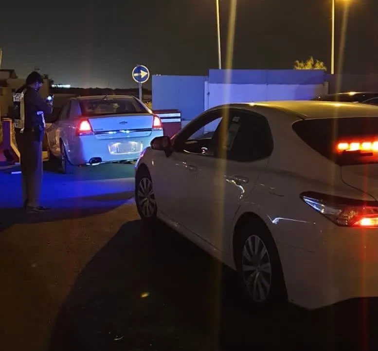 أراد توثيق تهوره في قيادة السيارة فوقع في قبضة المرور