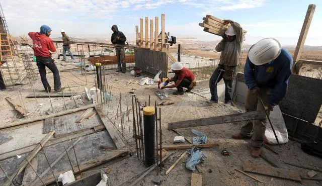 “حقوق الإنسان” تطالب بحماية العمال من موجات البرد القارس